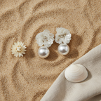 Flat lay pendientes flor perla