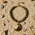 Pulsera Almejita sobre fondo natural