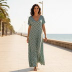 Vestido largo lola estampado geométrico sobre modelo paseo marítimo Angara Moda