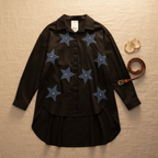 Camisa Cauce flat lay styling cinturón pendientes dorados lino Angara Moda
