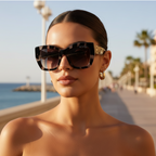 Gafas de sol cuadradas acetato zebra beige sobre modelo paseo marítimo Angara Moda
