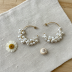Flat lay pendientes Lourdes aro dorado perlas complementos boho Angara Moda