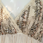 Macro detalle encaje floral lentejuelas doradas top Luzmila Angara Moda