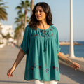 Blusa playa boho bordada manga 3/4 modelo paseo marítimo Angara Moda