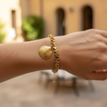 Pulsera Almejita hematita dorada sobre modelo