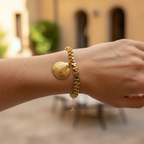 Pulsera Almejita hematita dorada sobre modelo