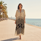 Kimono Horizonte Bis estampado árbol de la vida largo sobre modelo paseo marítimo mediterráneo Angara Moda