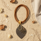 Collar Torito étnico artesanal colgante hoja bronce flat lay fondo natural Angara Moda