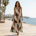 Vestido largo lidia maxi estampado abstracto sobre modelo paseo marítimo Angara Moda