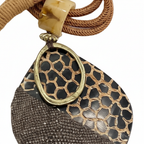 Collar Torito étnico artesanal detalle macro colgante hoja doble textura Angara Moda