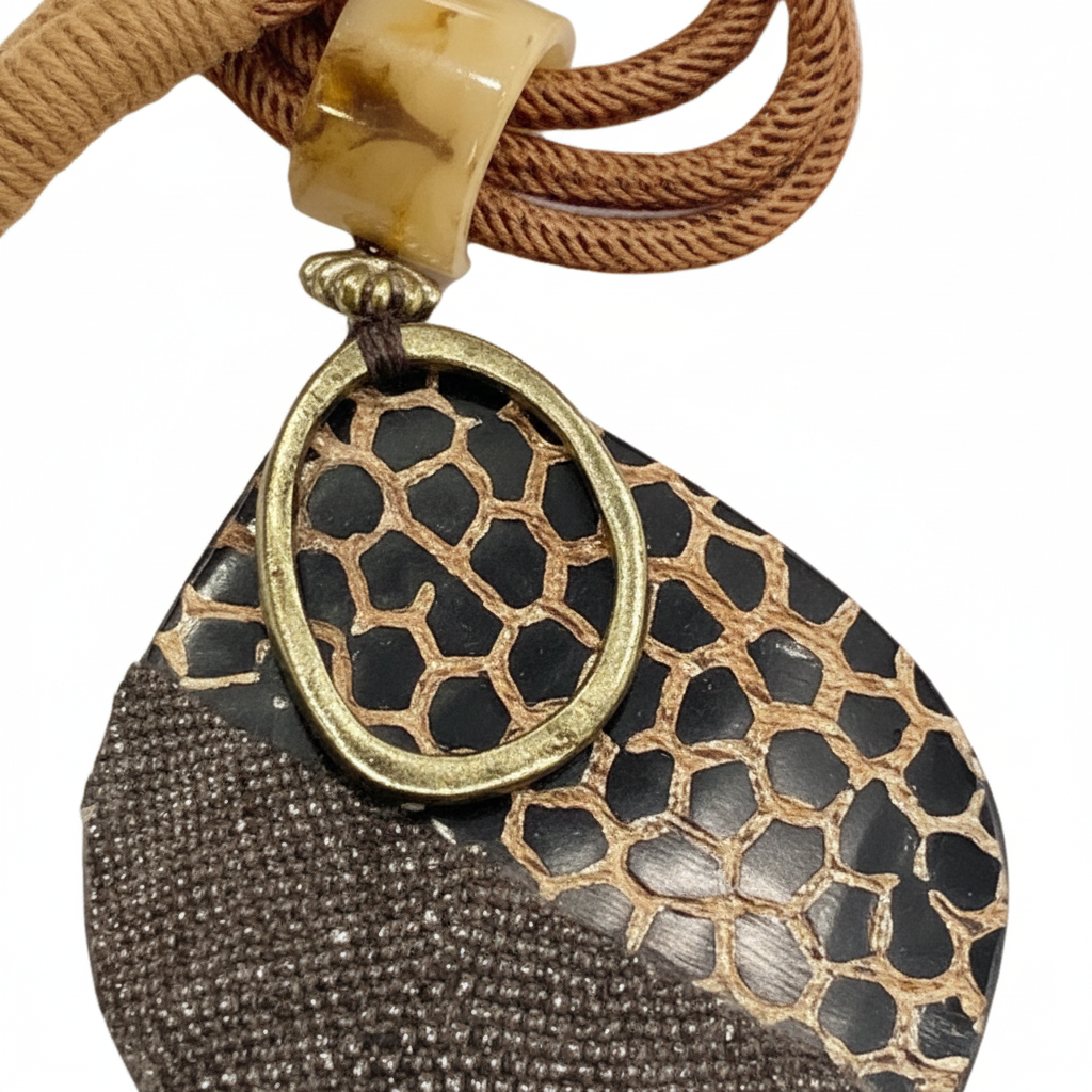Collar Torito étnico artesanal detalle macro colgante hoja doble textura Angara Moda