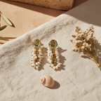 Flat lay pendientes Mairena perlas dorado complementos boho Angara Moda