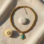 Collar selene flat lay gargantilla dorada tortuga turquesa accesorios verano Angara Moda