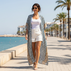 Kimono Horizonte estampado geométrico étnico largo sobre modelo paseo marítimo mediterráneo Angara Moda