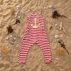 Mono Ariel rayas rojas y blancas ancla dorada flat lay fondo natural Angara Moda