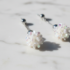 Macro detalle esfera floral iridiscente pendientes Carmina Angara Moda