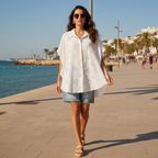 Camiseta Gondola sobre modelo en paseo marítimo mediterráneo