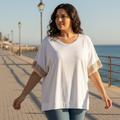 Camiseta Cleopatra oversize encaje lentejuelas doradas sobre modelo curvi paseo marítimo Angara Moda
