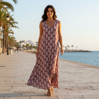 Vestido largo Mery paisley sobre modelo paseo marítimo Angara Moda