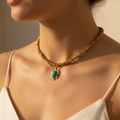 Collar selene gargantilla dorada tortuga turquesa sobre modelo cuello escote Angara Moda