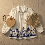 Flat lay camisa Cedro bordado palmeras con accesorios boho Angara Moda