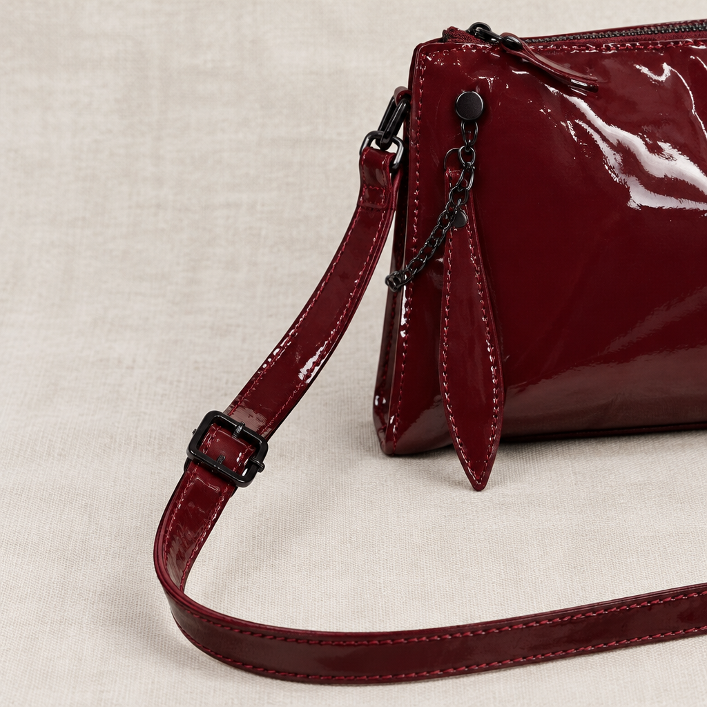 Bandolera Nieves burdeos detalle de correa ajustable y herrajes para mujer Angara Moda