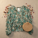 Flat lay blusa Manzana gasa volantes con accesorios boho Angara Moda