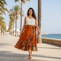 Falda romeo cara B patchwork sobre modelo curvi en paseo marítimo mediterráneo