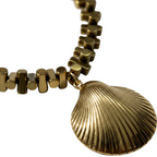 Detalle charm concha almeja dorada pulsera