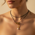 Collar Tornado serpiente dorada perla barroca cordón negro sobre modelo Angara Moda