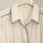 Detalle cuello peter pan pespuntes decorativos camisa Cedro Angara Moda