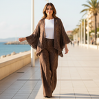 Kimono arabesco marrón manga 3/4 acampanada con camiseta blanca y pantalón
