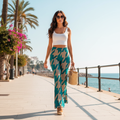 Pantalón tropical tiki sobre modelo