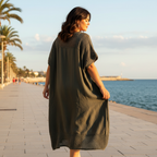 Vestido Luján – Modelo Curvi de espaldas