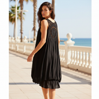 Vestido negro espalda crochet sobre modelo