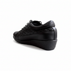 Zapato deportivo negro con fondo blanco