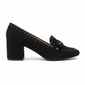 Zapato negro reflejado hacia la derecha