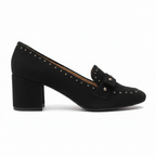 Zapato negro reflejado hacia la derecha